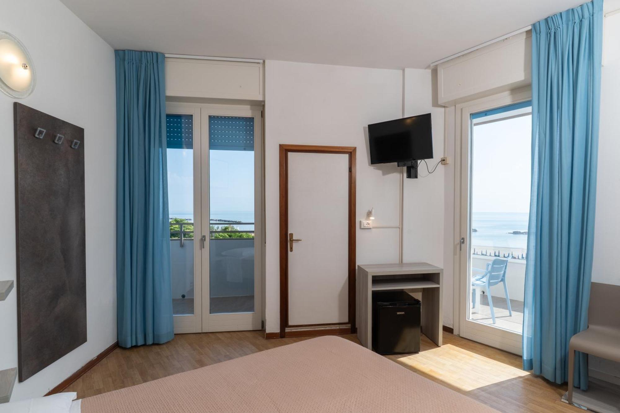 Deluxe Triple Room Sea View